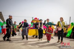 柬埔寨媳妇“入乡随俗”：山西柳林水船秧歌扭出跨国年味